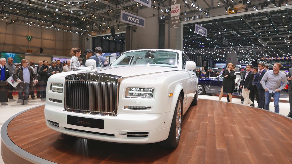 Beyond the Price Tag: Unpacking the 0,000 Rolls-Royce Phantom’s Enduring Value Over a 0,000 Mercedes-Benz S-Class