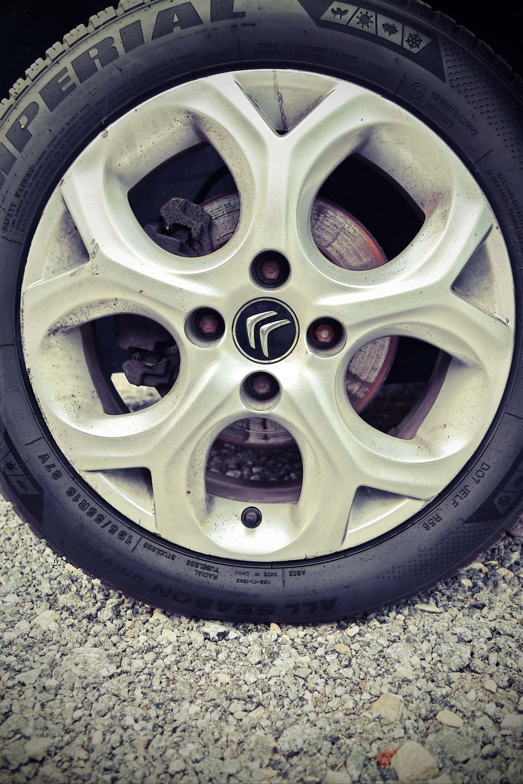 A Comprehensive Guide to Cleaning Your Car’s Wheels