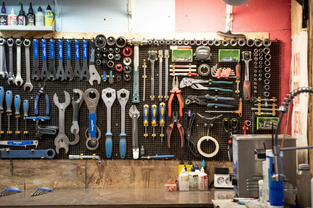 A bunch of tools hanging up on a wall