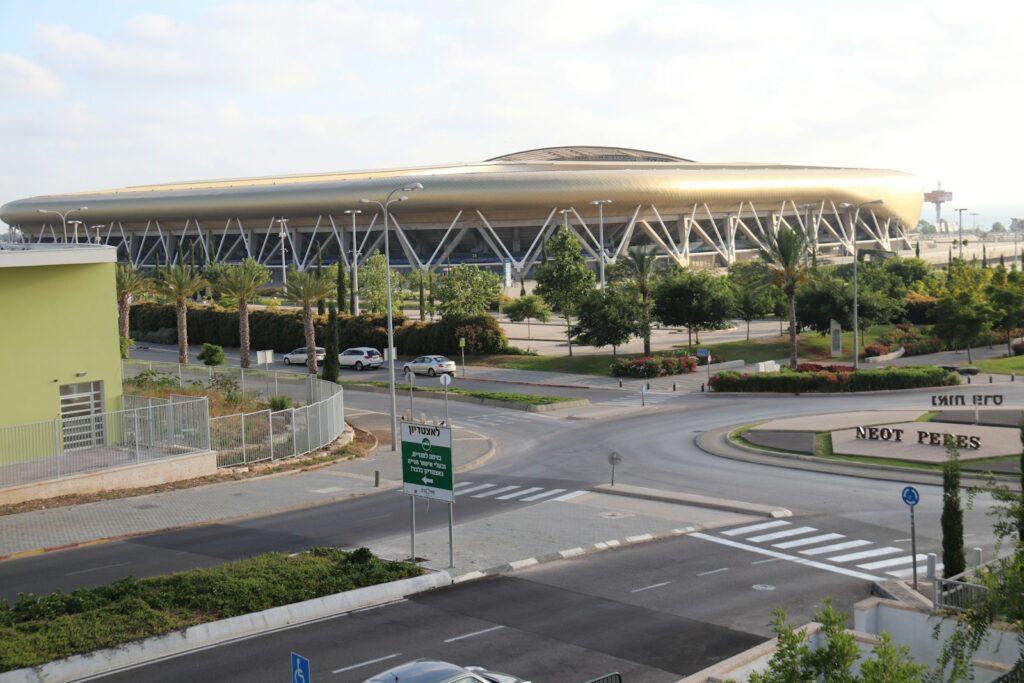 white and blue basketball hoop