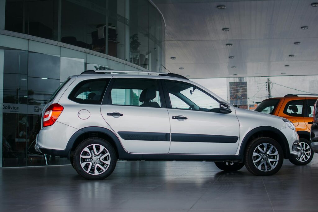 Side view of a silver Lada Granta Cross parked indoors in a Santa Cruz showroom.