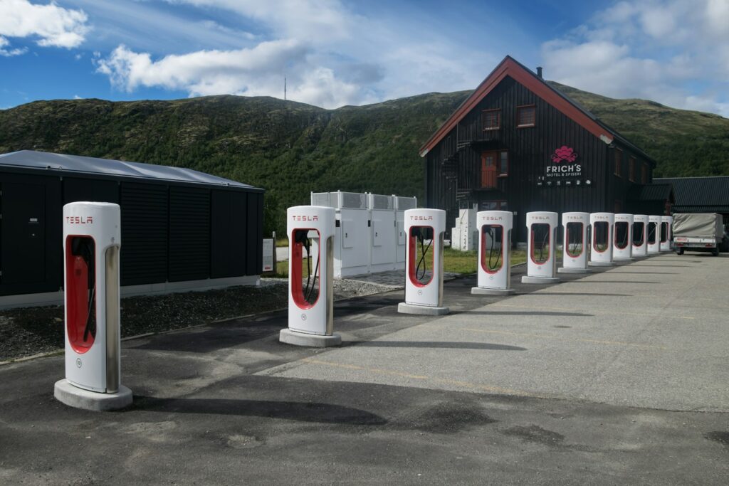 A row of toilets sitting next to each other in a parking lot