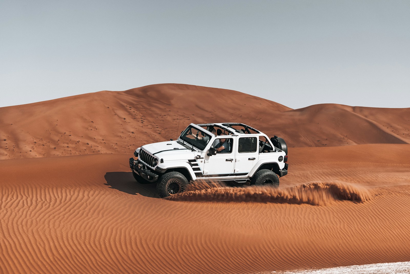 Clash of Titans: Analyzing the Land Cruiser and Defender