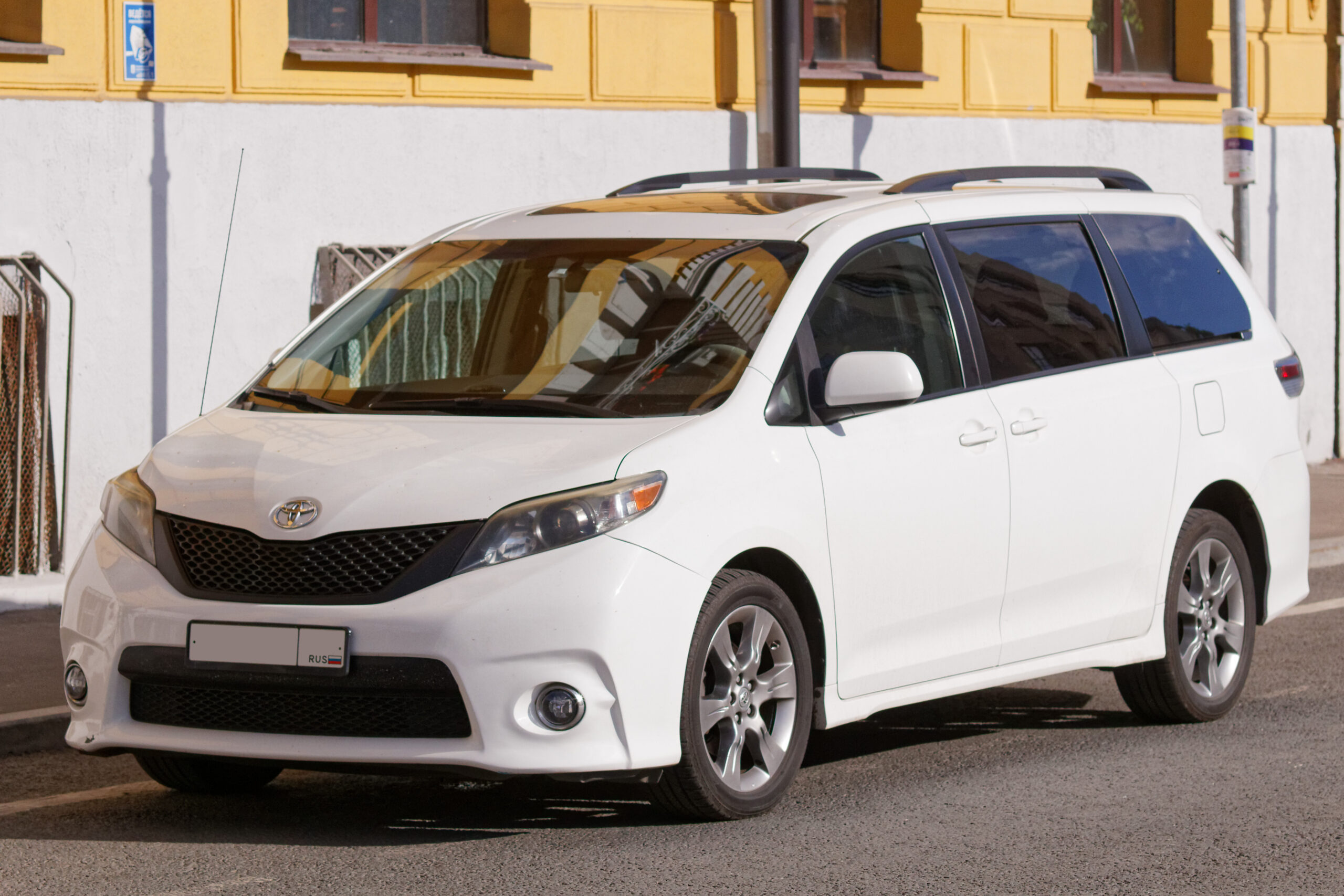 2025 Toyota Sienna: Efficiency Champion Faces Concerning Flaws