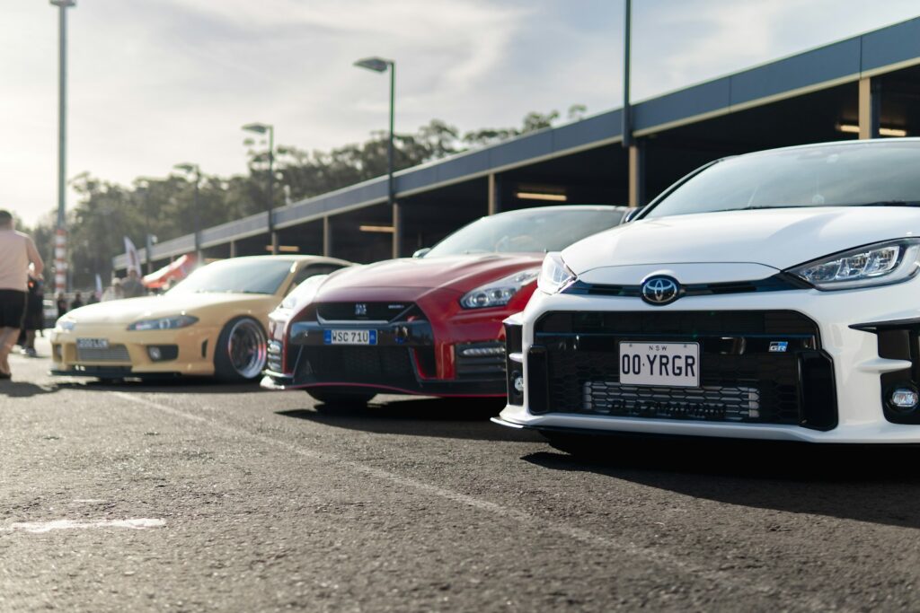 a row of cars parked in front of a building