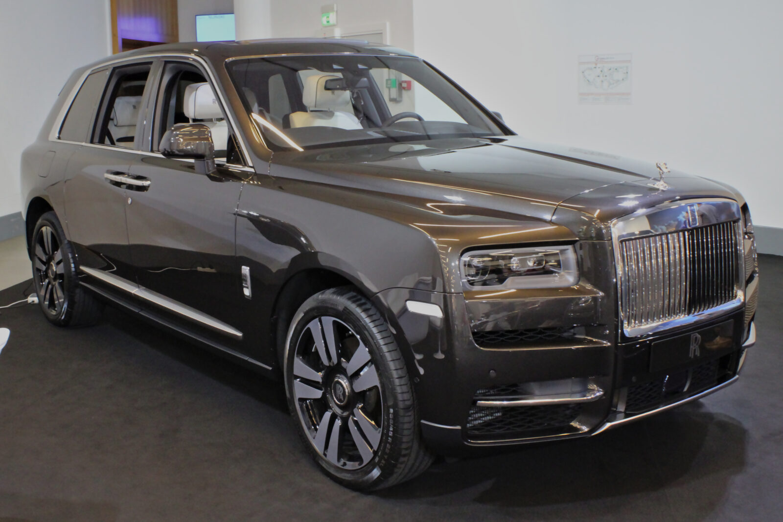 The 2025 Rolls-Royce Cullinan: The Undisputed Monarch of Luxury SUVs